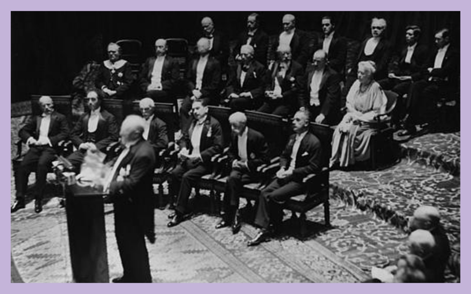 Människor sitter vid prisutdelning. Foto.