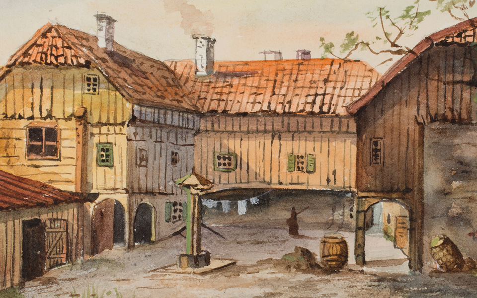  En gårdsplan omgiven av träbyggnader.