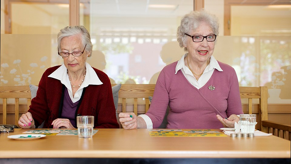 Två damer som spelar bingo.